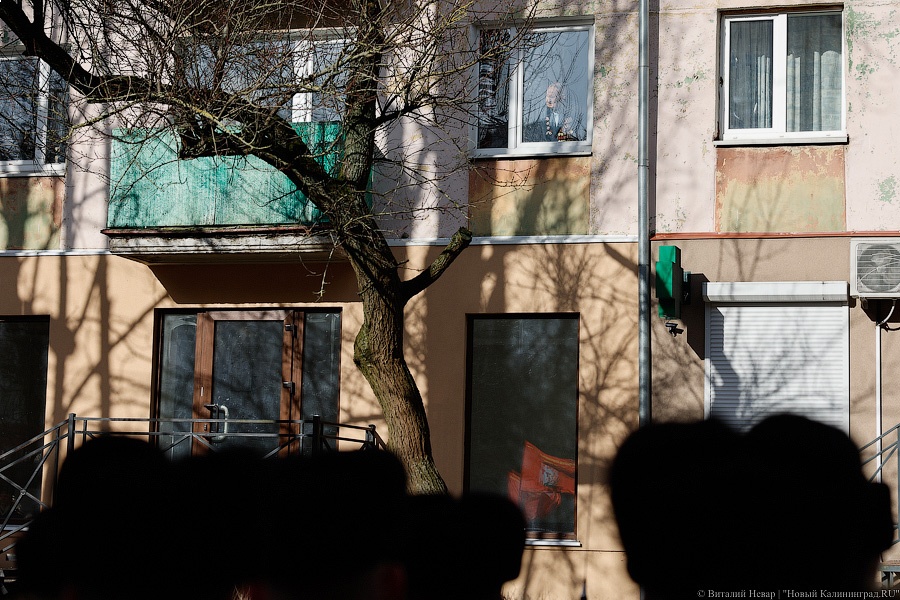 В Калининграде для ветерана ВОВ организовали концерт под окнами его дома (фото)