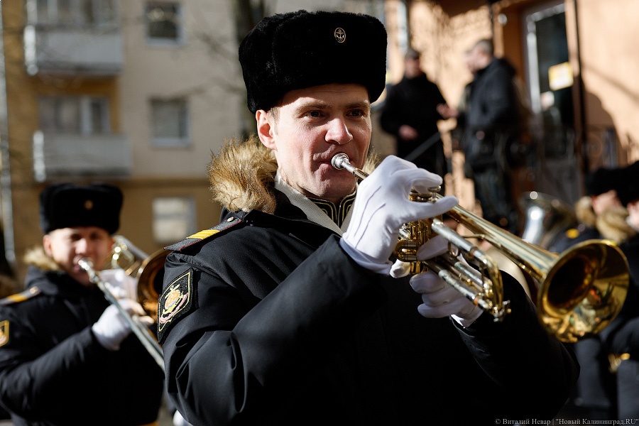 В Калининграде для ветерана ВОВ организовали концерт под окнами его дома (фото)