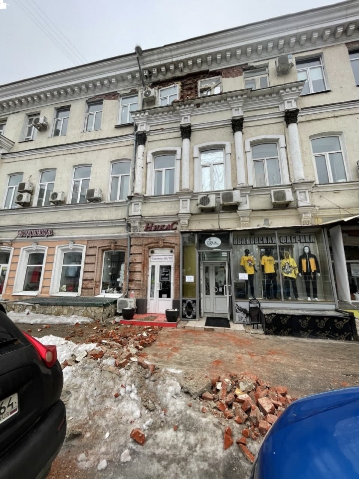 "Падают на голову кирпичи": в центре Саратова рушится объект культурного наследия