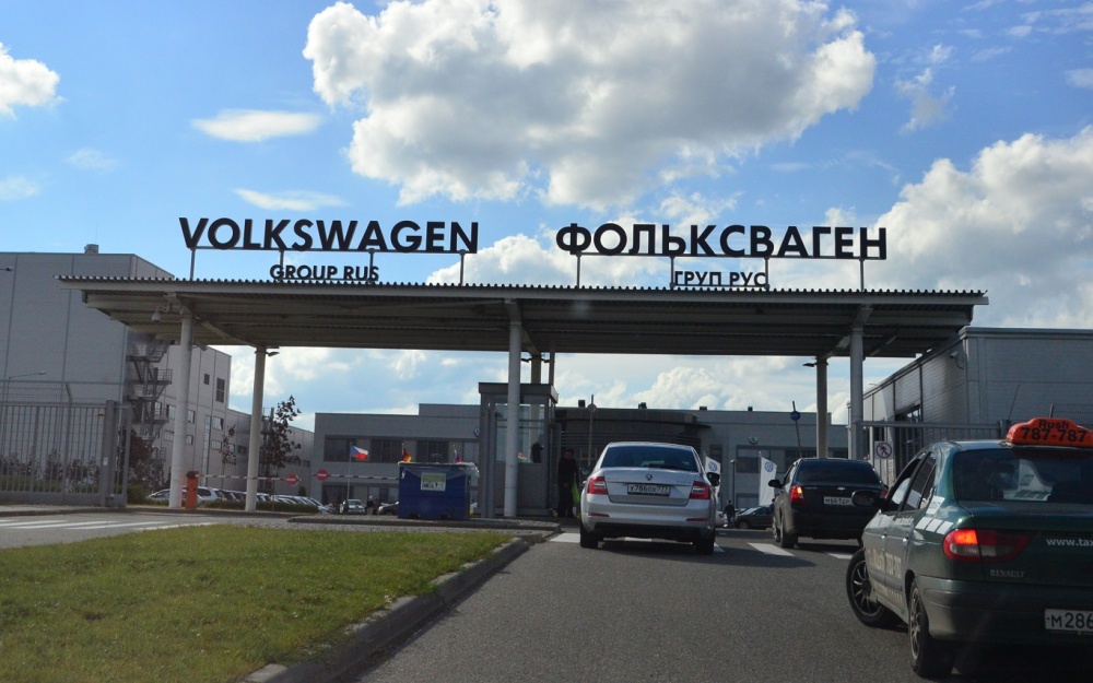Volkswagen приостановил отгрузку автомобилей дилерам в РФ