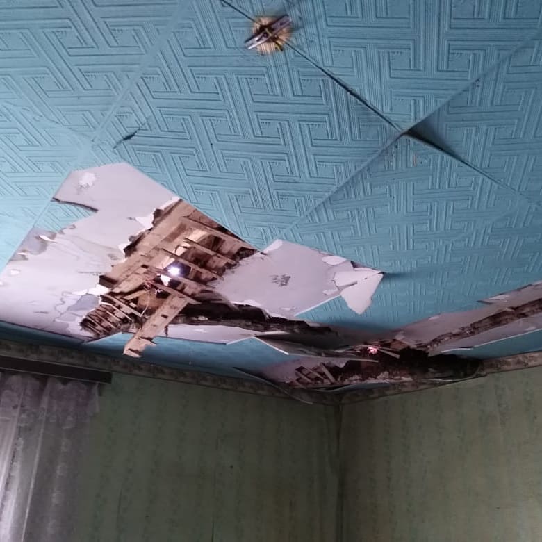 В Ивановском районе тополь упал на жилой дом