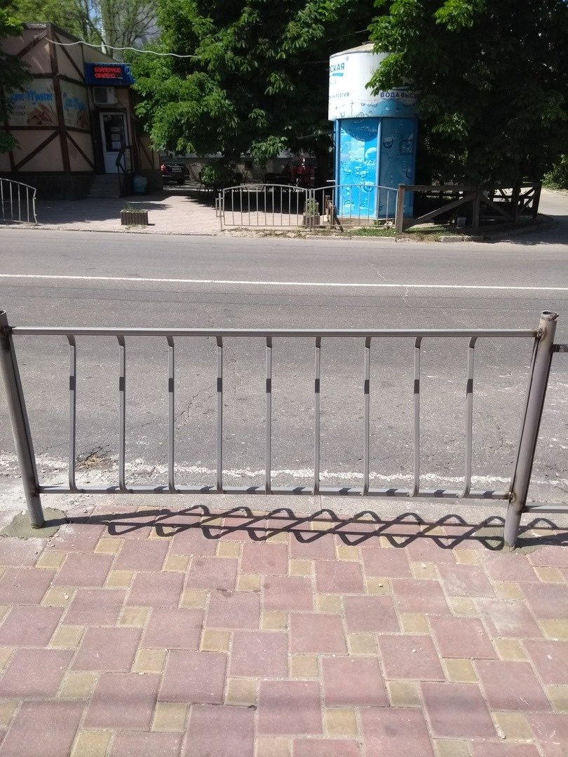 В Симферополе неизвестные "украли" забор возле магазина, - ФОТО