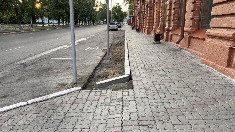 Мэрия Барнаула заставила владельцев магазина «Красный» восстановить тротуар вместо парковки
