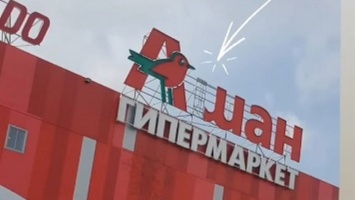 Ураганный ветер в Барнауле срывает буквы с магазинов и скамейки