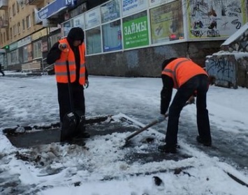 В Петрозаводске начали убирать дороги и дворы по-зимнему