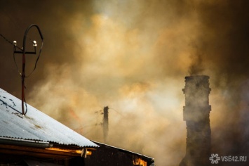 Два человека спаслись из загоревшегося двухэтажного дома в Кузбассе