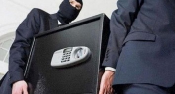 В Южно-Сахалинске полицейские задержали подозреваемых в краже сейфа