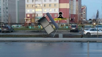 В Барнауле ветром снесло остановку с людьми