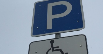 В Екатеринбурге жильцы дома устроили протест инвалиду из-за парковочного места