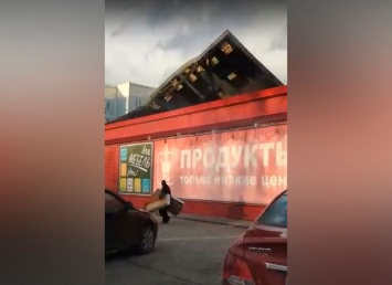 Магазин лишился крыши из-за сильного ветра в Кузбассе