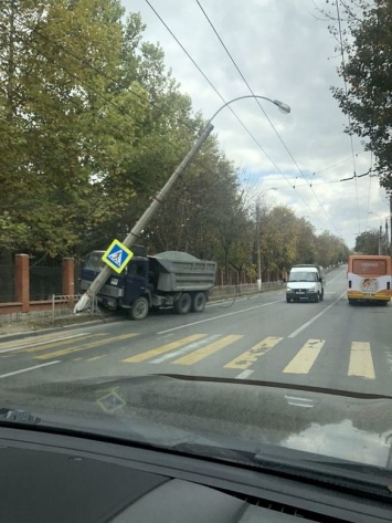 В Симферополе грузовик завалил столб с фонарем