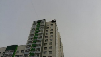 В Барнауле чинят обшивку дома, которую оторвал ветер