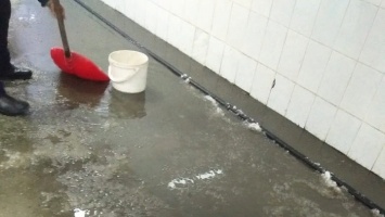 Как в Венеции: подземный переход в Барнауле заливает водой