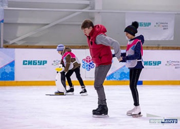 Алексей Ягудин учит благовещенцев кататься на коньках