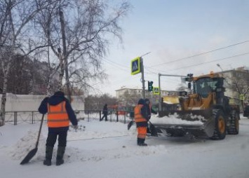 Дорожники с ночи чистят улицы Благовещенска от снега