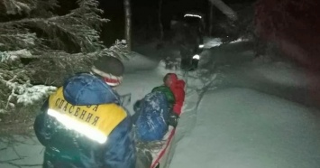 В Свердловской области МЧС спасло двоих туристов, застрявших на горе из-за травмы