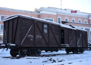 В парке Свободного поставили вагон-теплушку и паровоз Черепановых