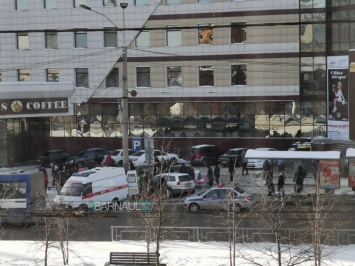 В Барнауле иномарка на скорости въехала в толпу ожидающих автобуса горожан