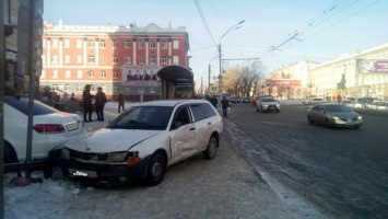 Nissan в Барнауле после ДТП вылетел на тротуар и сбил пешехода
