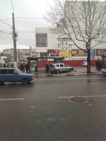 Появилось видео ДТП с автомобилем, который врезался в остановку в центре Симферополя