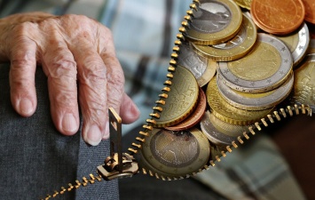 В Иванове 90-летнюю пенсионерку обокрали почти на миллион рублей