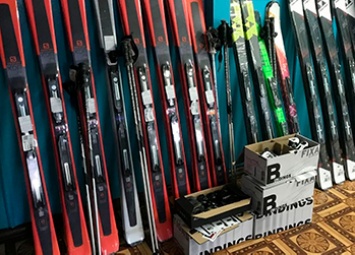 Спортивная школа в Тынде получила новые лыжи, клюшки и шайбы