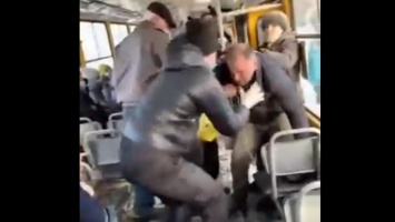 Пассажиры устроили драку с антимасочником в алтайском трамвае