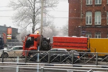 На Горького снегоуборочная машина прижала «Ауди» к забору (фото)