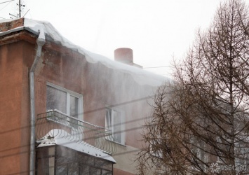 Снег проломил крышу многоэтажки из-за медлительности кузбасской УК
