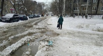 В Барнауле из-за коммунальной аварии залило водой проезжую часть