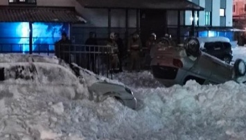 На Алтае рухнувший с крыши снег перевернул автомобиль