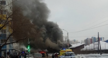 В Барнауле горит двухквартирный деревянный дом