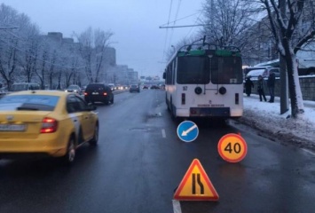 В Калининграде 63-летняя пенсионерка упала в троллейбусе