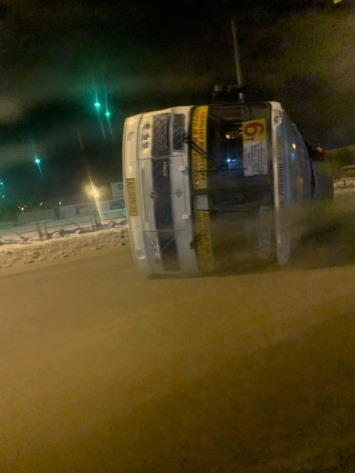 Маршрутка перевернулась в результате ночного ДТП в Кемерове
