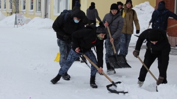 В Барнауле очистили от снега 58 социально-значимых объекта