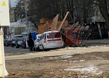 В Белгороде на легковушки упали ларьки