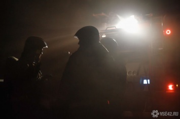 Частный гараж с автомобилем загорелся в Кузбассе ночью