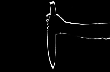 Вооруженный ножом и бутылкой уголовник ограбил продавщицу в Подмосковье