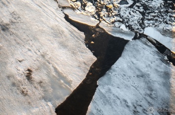 100 рыбаков спасены с дрейфующей льдины у берегов Сахалина