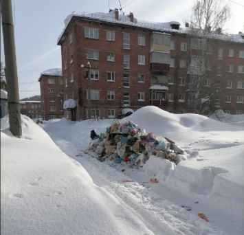 Кузбассовцы пожаловались на снег и мусор
