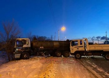 Автоцистерна и грузовик жестко столкнулись в Благовещенске