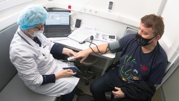 Жителей Алтайского края вакцинируют от COVID-19 в передвижных медпунктах