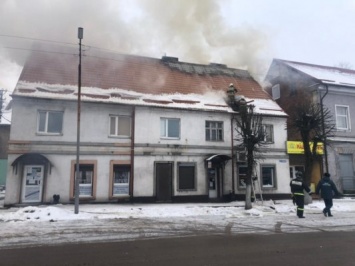 В Гвардейске 40 пожарных не дали загореться 3 магазинам и зданию полиции (фото)
