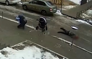 Житель Воронежа упал с 17-го этажа на коляску с младенцем