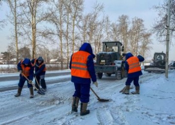 В Благовещенске чистят дороги после утреннего снег
