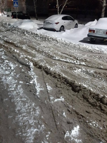 Мэрия Барнаула объяснила снежную «кашу» у медучреждений и складирование куч снега посреди тротуара