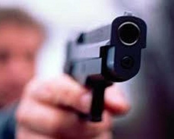 Чиновник с пистолетом и сломанная челюсть: что уже известно о стрельбе возле крымской поликлиники