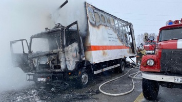 Сотрудники алтайского ГИБДД помогли затушить грузовик
