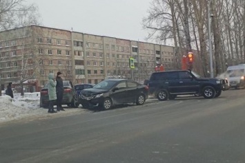 Две легковушки не поделили дорогу в Кемерове