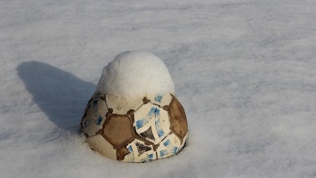 Лапта и футбол на снегу. Барнаульцев приглашают на необычные зимние забавы